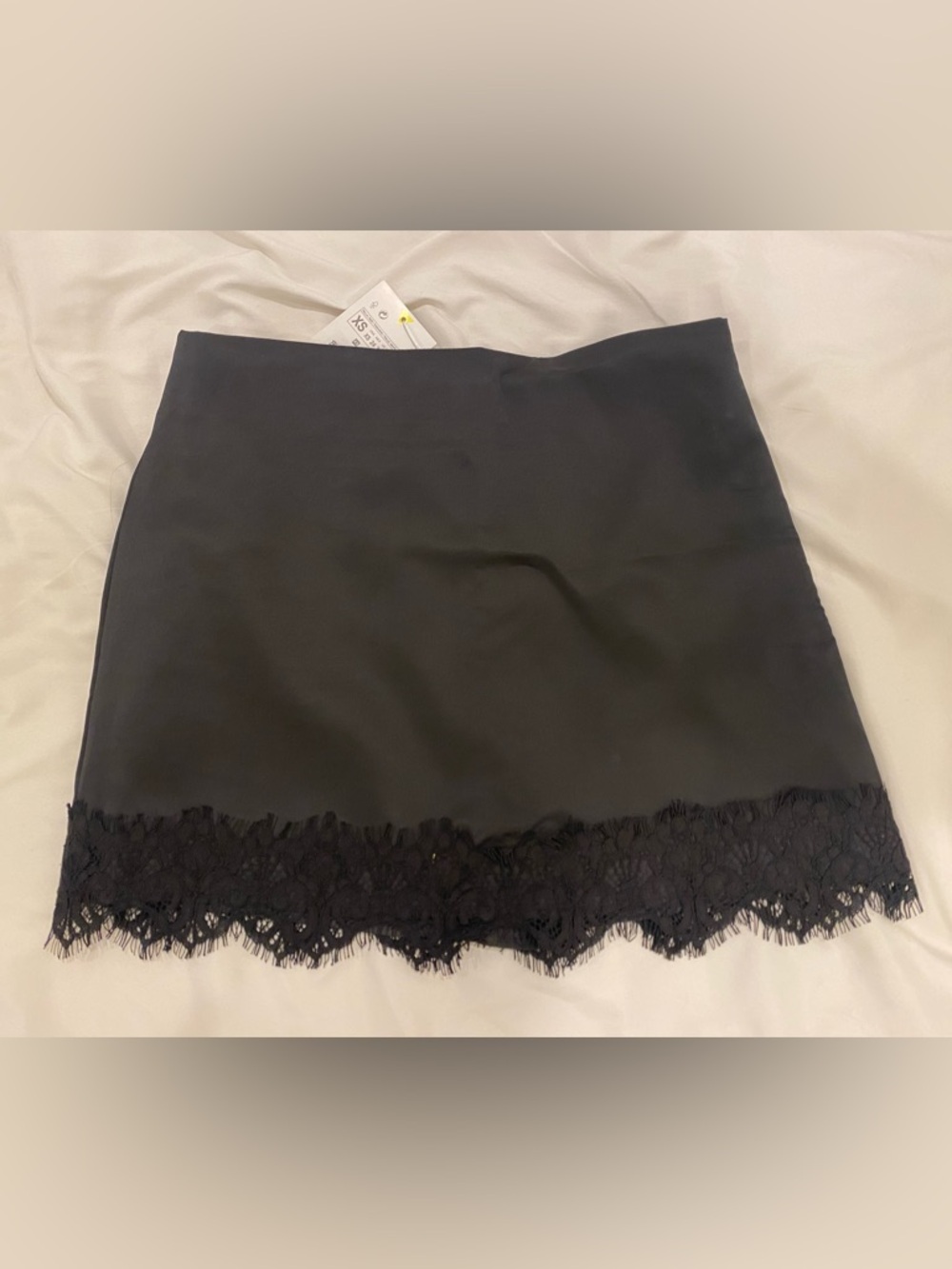 Satin-like Black Lace-Hem Women's Mini Skirt. BRAND NEW W TAG. XS